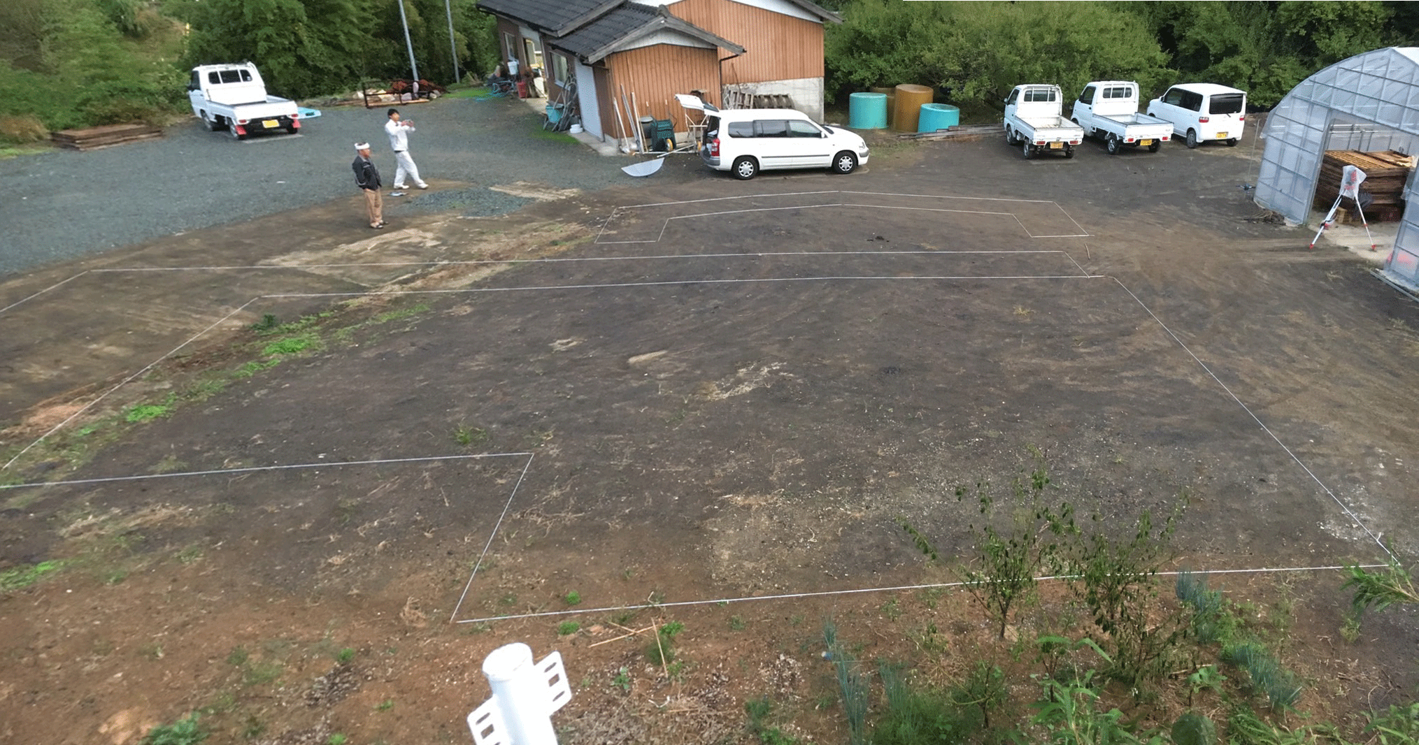 上芳養のコートハウス：倉庫やビニールハウスに囲まれた敷地に、縄で建物の配置を示した様子