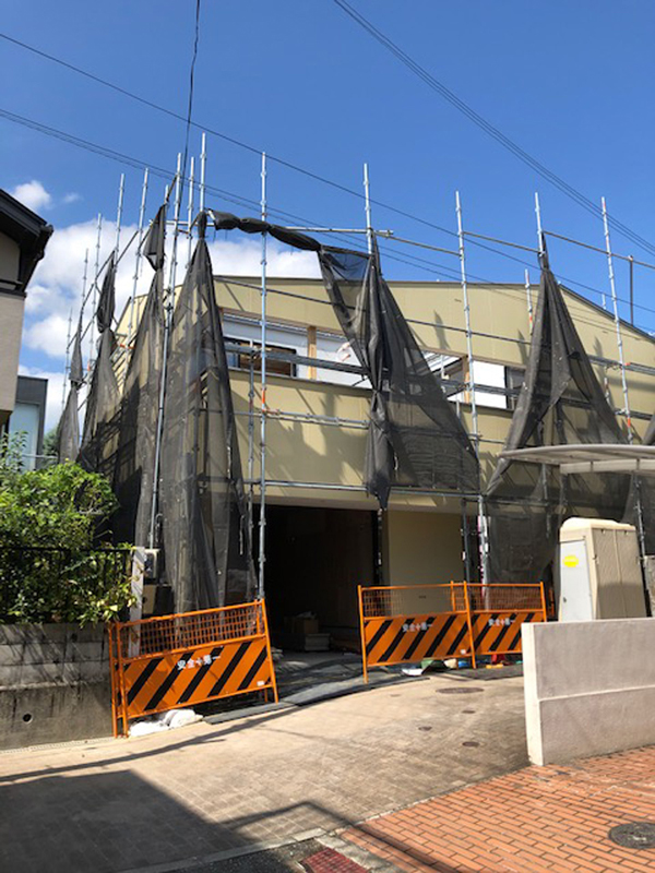 宝塚のライトコートハウス：外壁の下地サイディングを張り終え、足場に囲まれた建物の外観
