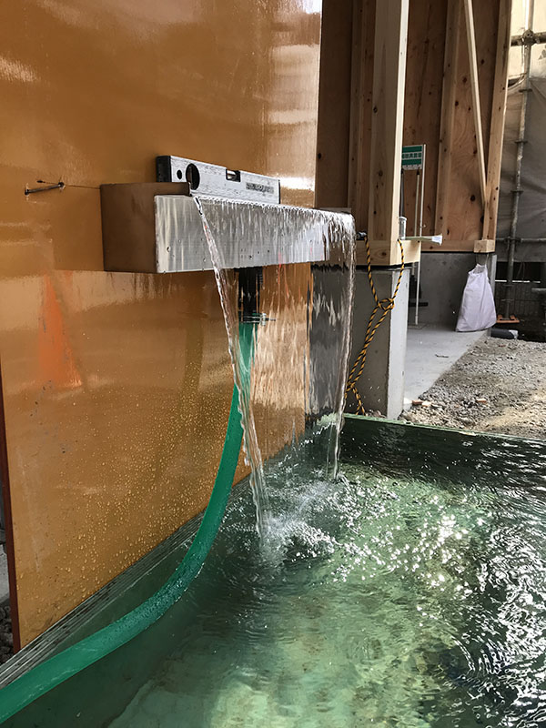 海老江の家：金属製の吐水口から水を流して落水の様子を確認する水盤のテストサンプル