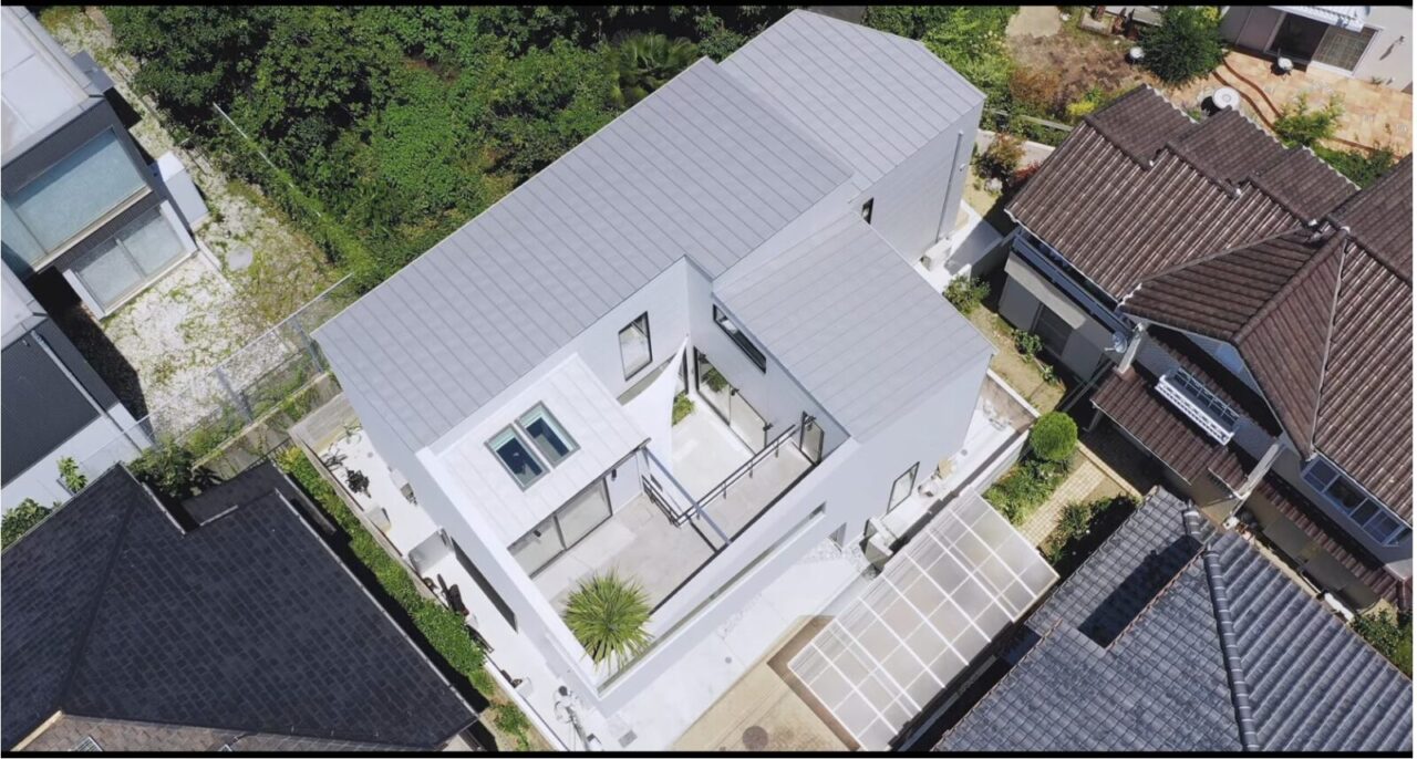 宝塚のライトコートハウス：中庭を囲む白い外壁とグレーの屋根を上空から見た外観