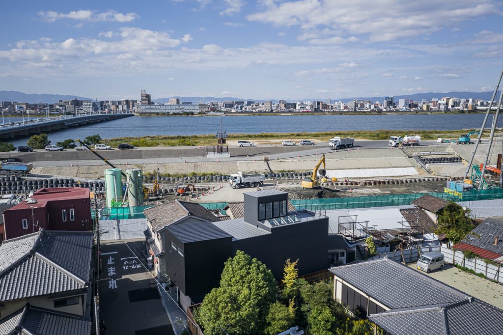 海老江の家。建物と、その向こうに広がる淀川を捉えた空撮