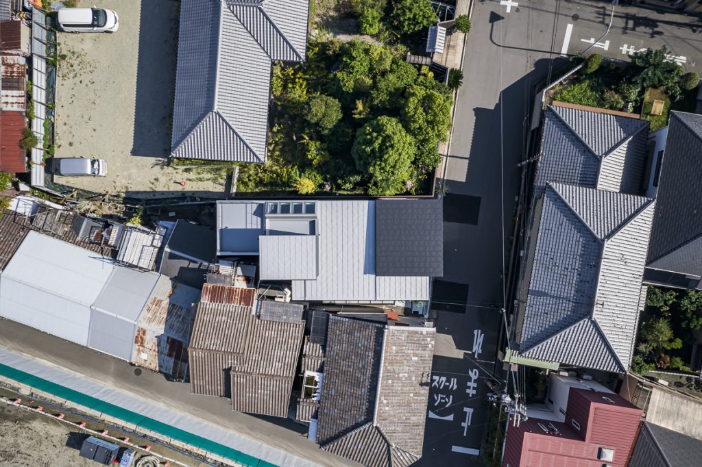海老江の家。屋根とトップライト、周辺の建物との位置関係を真上から見た空撮